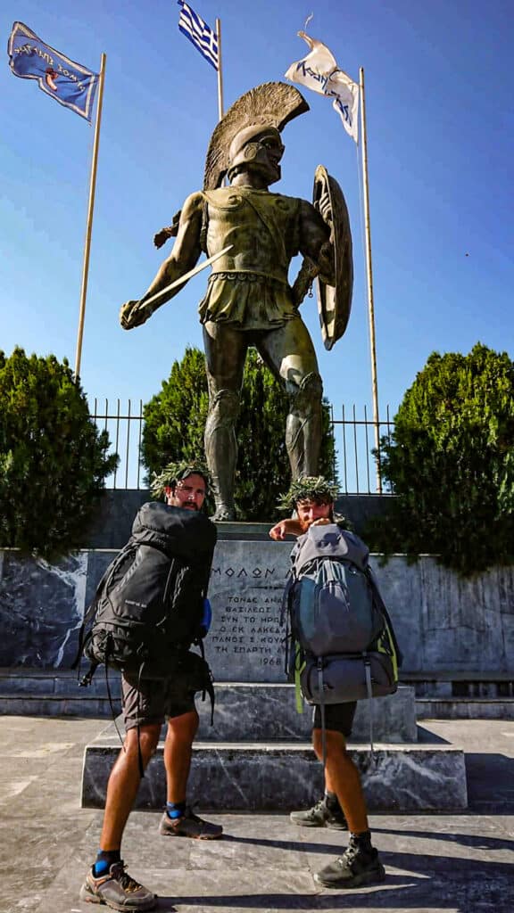 Michael Anzalone e Nico Colucci sotto la statua di Re Leonida a Sparta