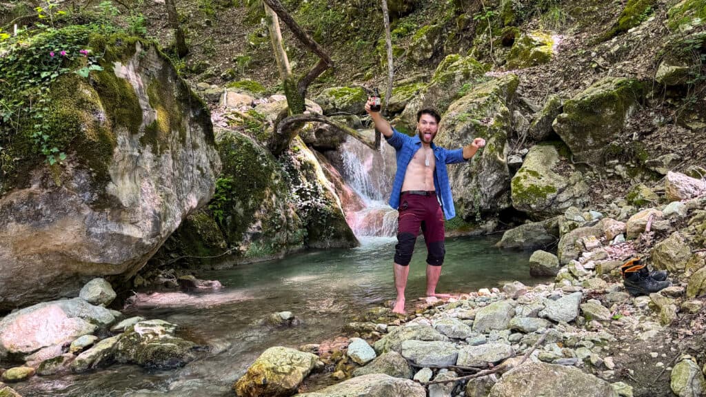 Nico Colucci vicino alla cascata Capo d'Acqua