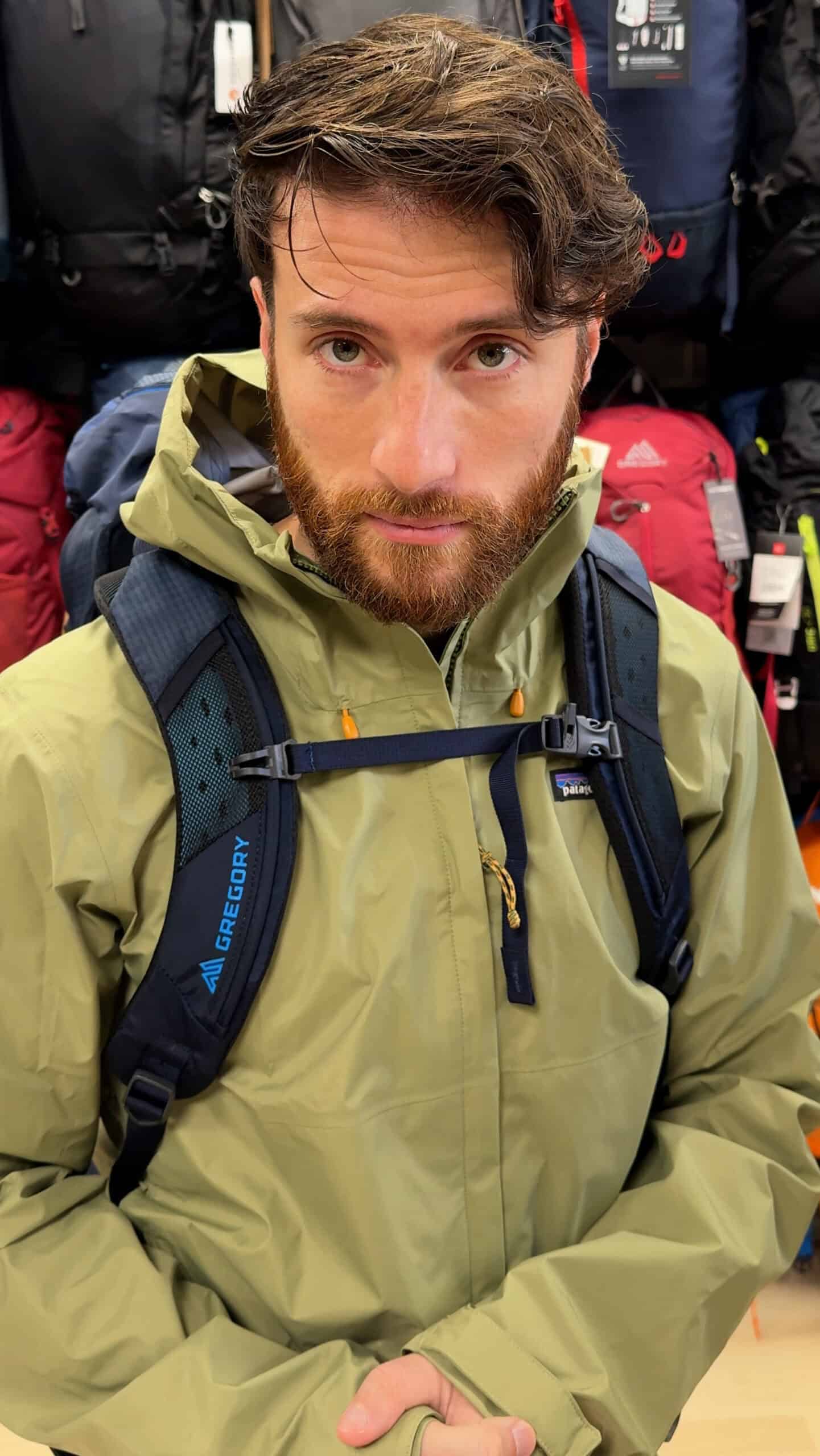 La Via degli Dei e cammini da 5-6 giorni: come risparmiare sull’attrezzatura 1 Nico Colucci con impermeabile beige e zaino nero da trekking